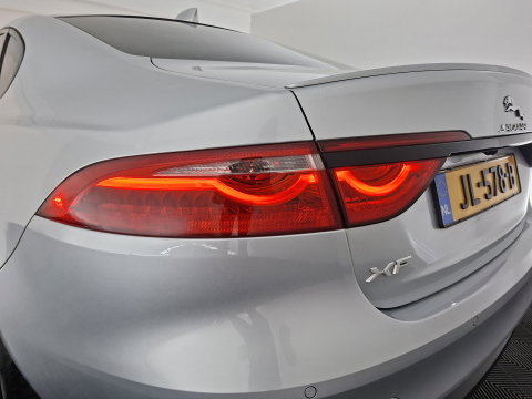 Jaguar XF 2.0d Portfolio R-Sport Aut. *LEATHER | XENON | MERIDIAN-SOUND | DIGI-COCKPIT | HEATED-SPORTSEATS | CAMERA | PRIVACY-GLASS | SHIFTPADDLES | NAVI-FULLMAP | ECC | PDC | CRUISE | 18''ALU*