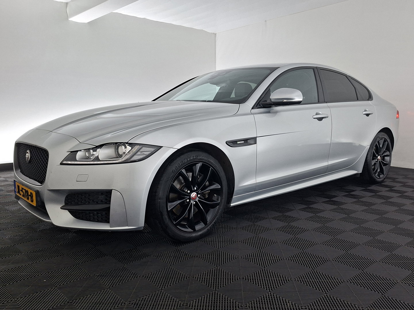 Jaguar XF 2.0d Portfolio R-Sport Aut. *LEATHER | XENON | MERIDIAN-SOUND | DIGI-COCKPIT | HEATED-SPORTSEATS | CAMERA | PRIVACY-GLASS | SHIFTPADDLES | NAVI-FULLMAP | ECC | PDC | CRUISE | 18''ALU*
