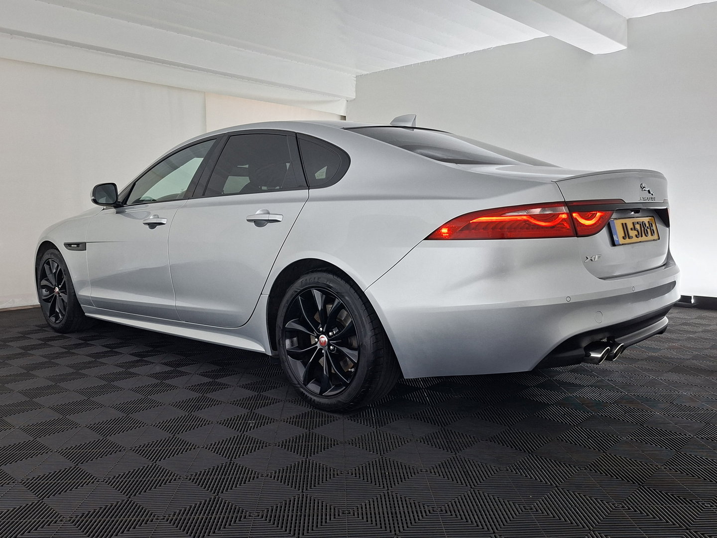Jaguar XF 2.0d Portfolio R-Sport Aut. *LEATHER | XENON | MERIDIAN-SOUND | DIGI-COCKPIT | HEATED-SPORTSEATS | CAMERA | PRIVACY-GLASS | SHIFTPADDLES | NAVI-FULLMAP | ECC | PDC | CRUISE | 18''ALU*