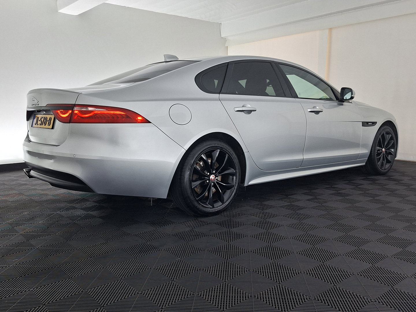 Jaguar XF 2.0d Portfolio R-Sport Aut. *LEATHER | XENON | MERIDIAN-SOUND | DIGI-COCKPIT | HEATED-SPORTSEATS | CAMERA | PRIVACY-GLASS | SHIFTPADDLES | NAVI-FULLMAP | ECC | PDC | CRUISE | 18''ALU*