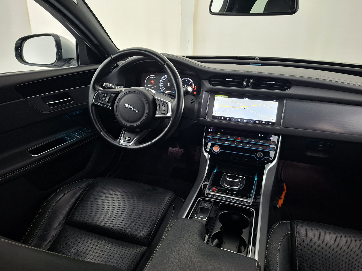 Jaguar XF 2.0d Portfolio R-Sport Aut. *LEATHER | XENON | MERIDIAN-SOUND | DIGI-COCKPIT | HEATED-SPORTSEATS | CAMERA | PRIVACY-GLASS | SHIFTPADDLES | NAVI-FULLMAP | ECC | PDC | CRUISE | 18''ALU*