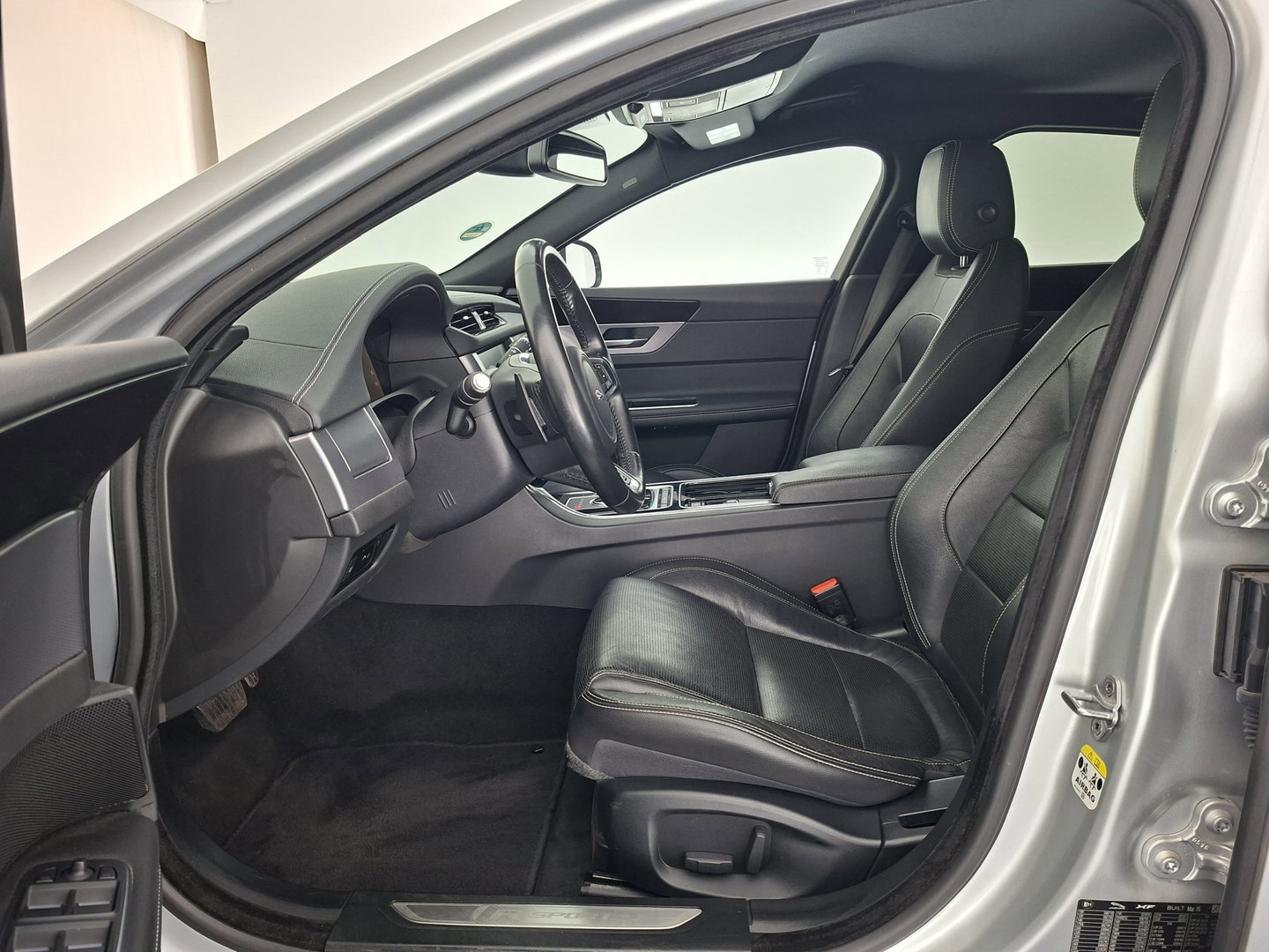 Jaguar XF 2.0d Portfolio R-Sport Aut. *LEATHER | XENON | MERIDIAN-SOUND | DIGI-COCKPIT | HEATED-SPORTSEATS | CAMERA | PRIVACY-GLASS | SHIFTPADDLES | NAVI-FULLMAP | ECC | PDC | CRUISE | 18''ALU*