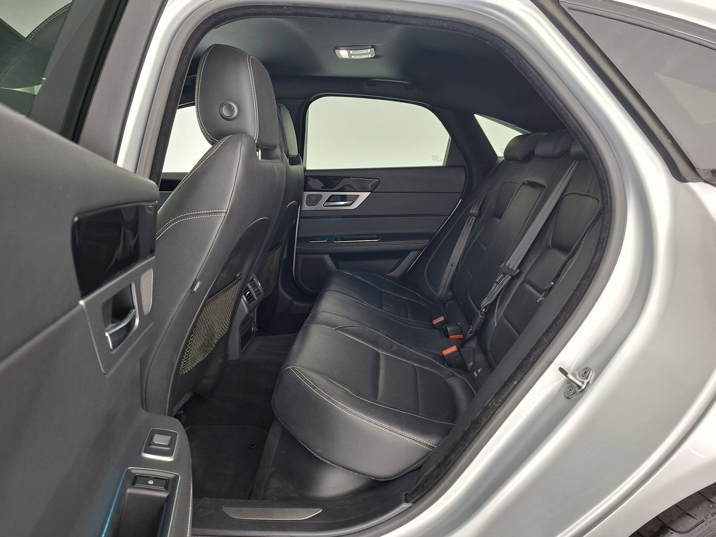 Jaguar XF 2.0d Portfolio R-Sport Aut. *LEATHER | XENON | MERIDIAN-SOUND | DIGI-COCKPIT | HEATED-SPORTSEATS | CAMERA | PRIVACY-GLASS | SHIFTPADDLES | NAVI-FULLMAP | ECC | PDC | CRUISE | 18''ALU*