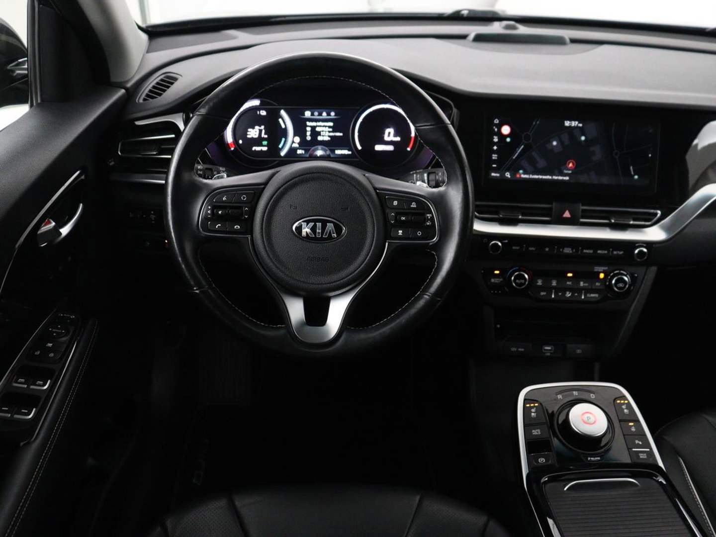 Kia e-Niro DynamicPlusLine 64 kWh | SOH 94,3% | Panoramadak | Memory | Leder | Stuur/stoel verwarming | Stoelventilatie | Dodehoek detectie | Cruise control | Carplay | Camera | Park assist | PHEV