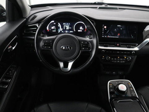 Kia e-Niro DynamicPlusLine 64 kWh | SOH 94,3% | Panoramadak | Memory | Leder | Stuur/stoel verwarming | Stoelventilatie | Dodehoek detectie | Cruise control | Carplay | Camera | Park assist | PHEV