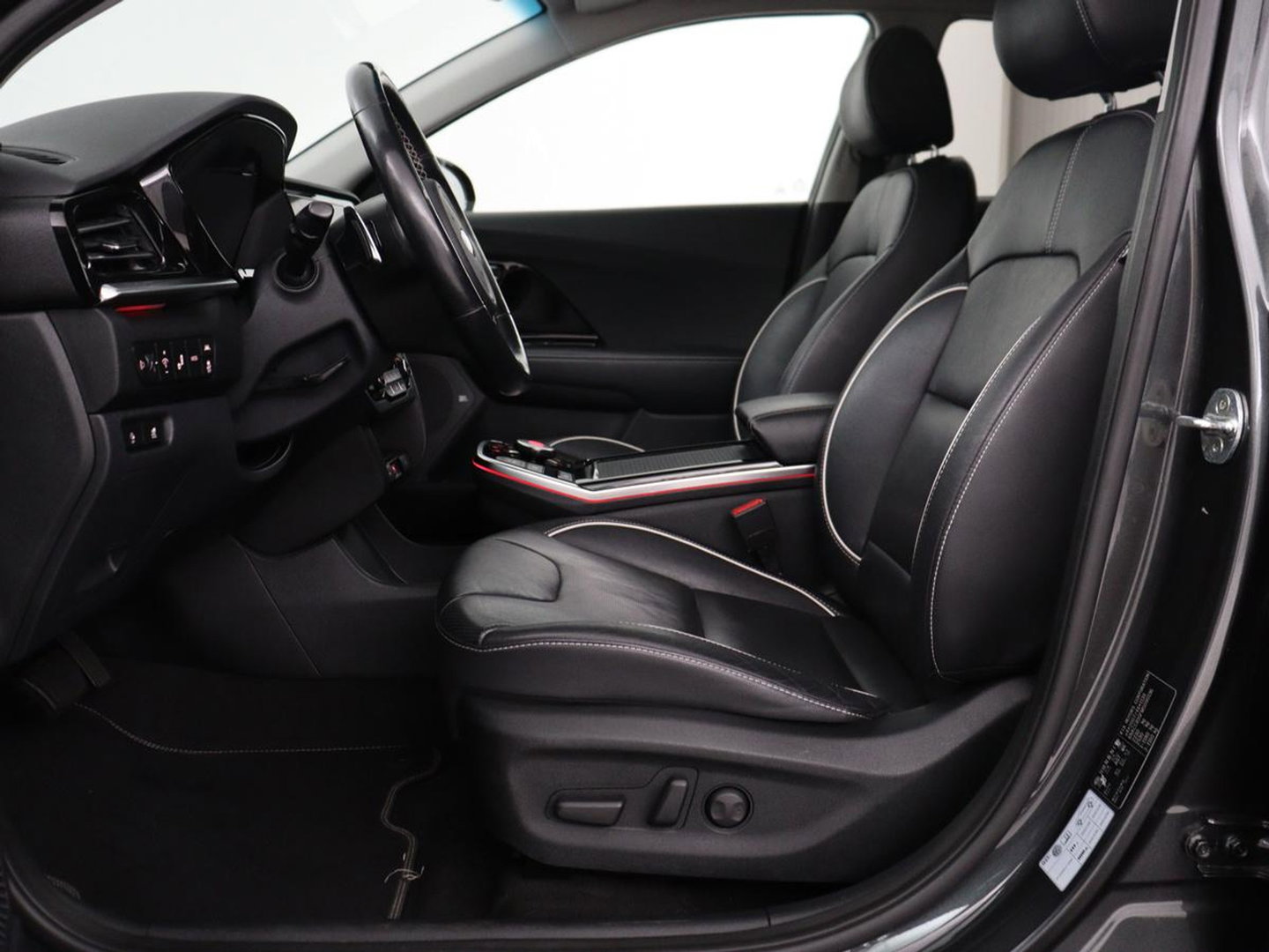 Kia e-Niro DynamicPlusLine 64 kWh | SOH 94,3% | Panoramadak | Memory | Leder | Stuur/stoel verwarming | Stoelventilatie | Dodehoek detectie | Cruise control | Carplay | Camera | Park assist | PHEV