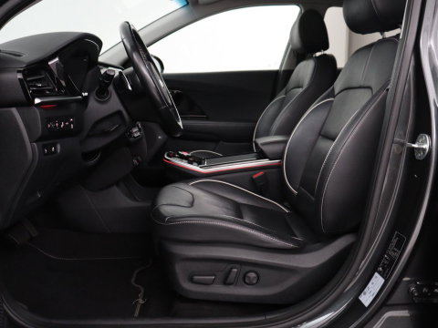 Kia e-Niro DynamicPlusLine 64 kWh | SOH 94,3% | Panoramadak | Memory | Leder | Stuur/stoel verwarming | Stoelventilatie | Dodehoek detectie | Cruise control | Carplay | Camera | Park assist | PHEV