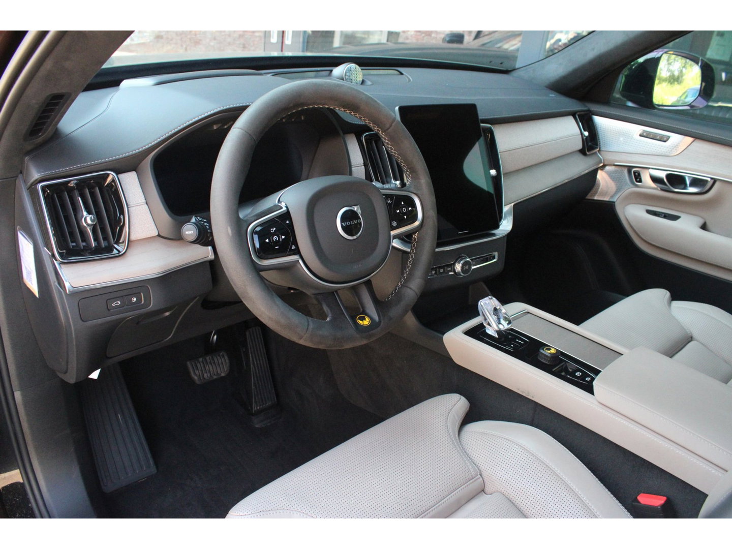 Volvo XC90 T8 Plug-in hybrid AWD Ultra Dark HEICO | Vossen Velgen | Bowers & Wilkins | Luchtvering | Panoramadak |