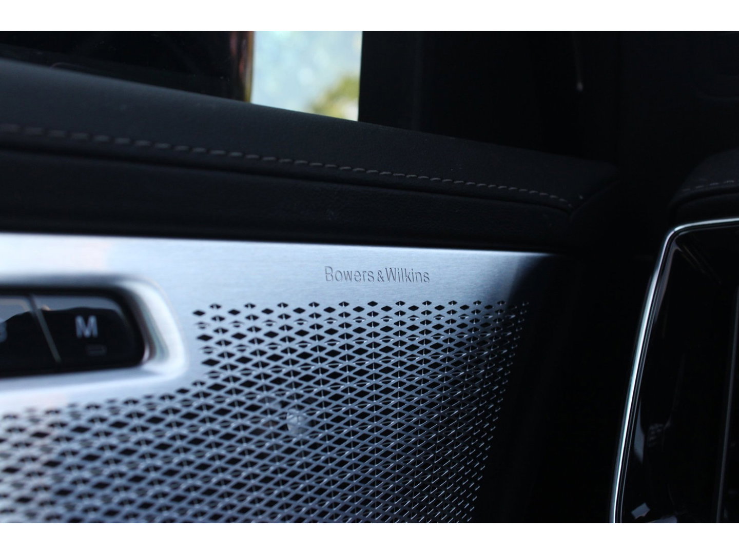 Volvo XC90 T8 Plug-in hybrid AWD Ultra Dark HEICO | Vossen Velgen | Bowers & Wilkins | Luchtvering | Panoramadak |
