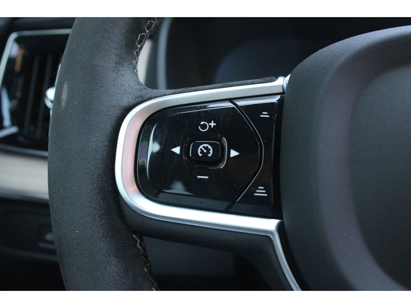 Volvo XC90 T8 Plug-in hybrid AWD Ultra Dark HEICO | Vossen Velgen | Bowers & Wilkins | Luchtvering | Panoramadak |