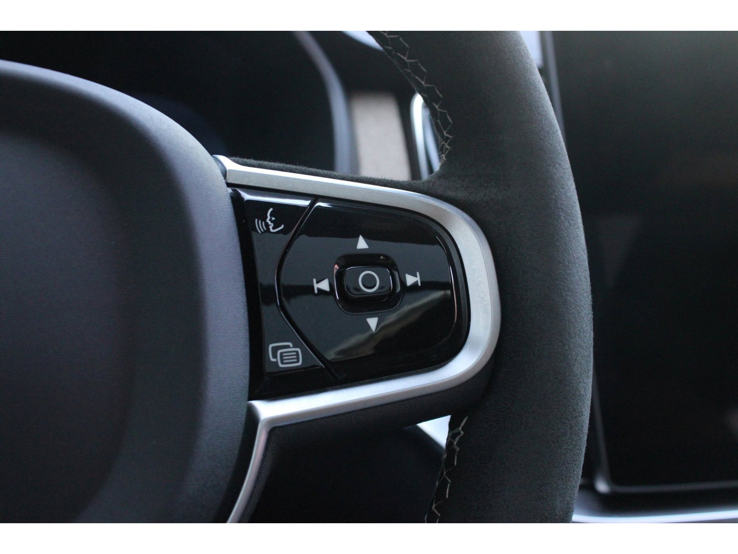 Volvo XC90 T8 Plug-in hybrid AWD Ultra Dark HEICO | Vossen Velgen | Bowers & Wilkins | Luchtvering | Panoramadak |