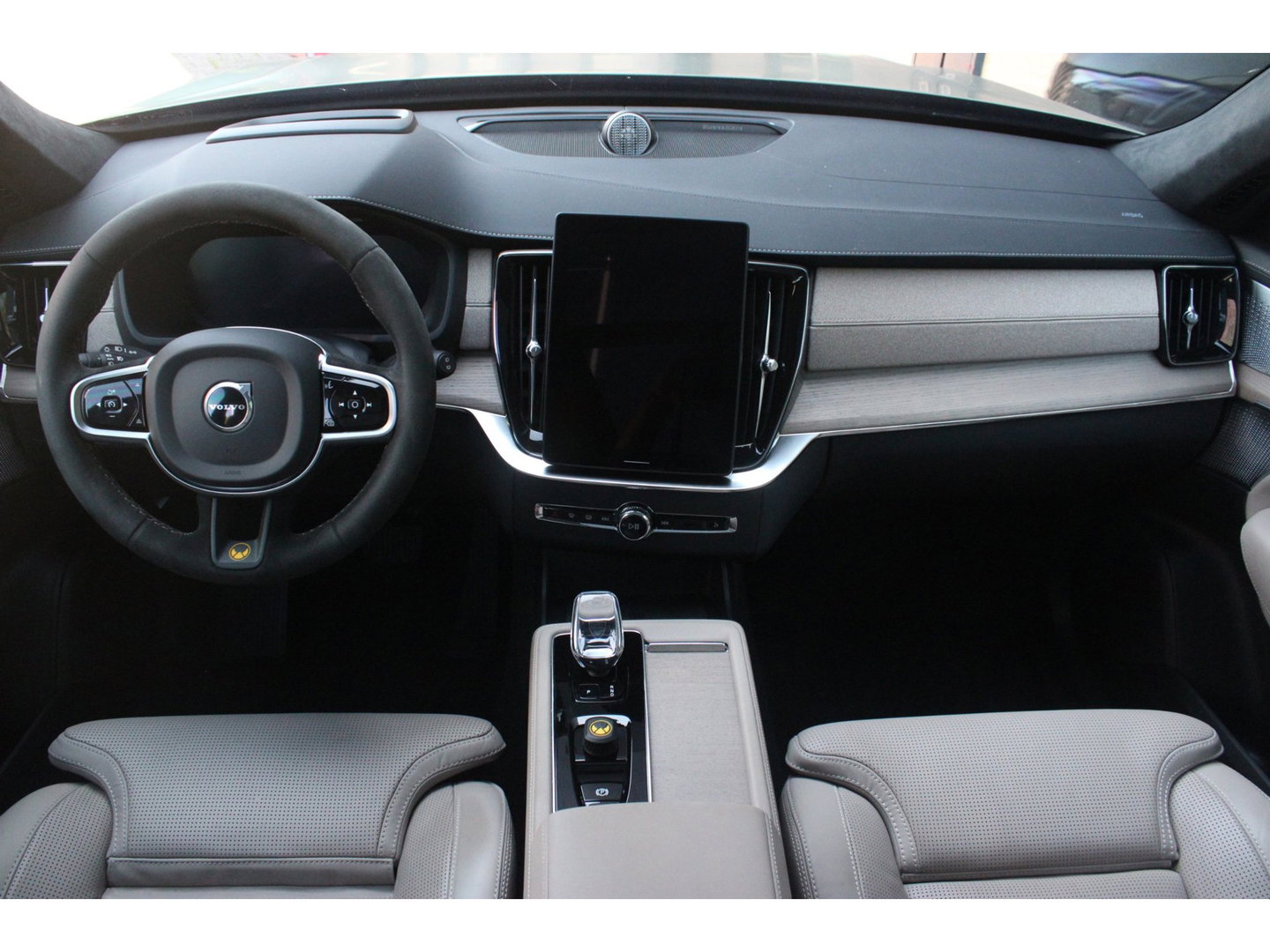 Volvo XC90 T8 Plug-in hybrid AWD Ultra Dark HEICO | Vossen Velgen | Bowers & Wilkins | Luchtvering | Panoramadak |