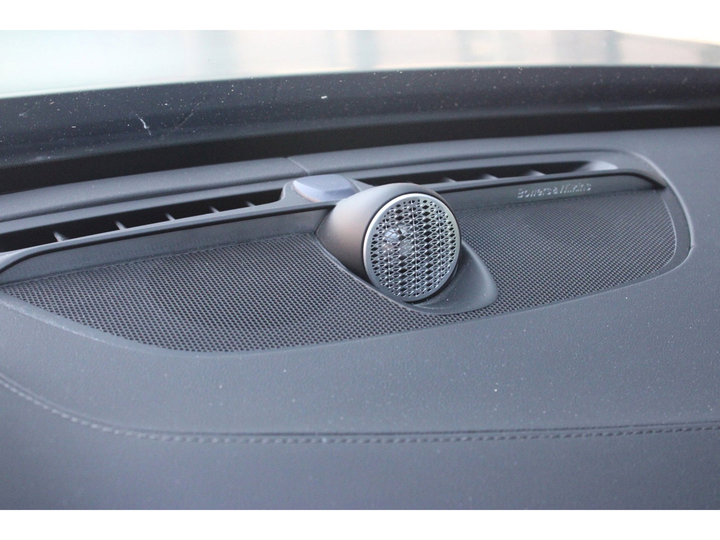 Volvo XC90 T8 Plug-in hybrid AWD Ultra Dark HEICO | Vossen Velgen | Bowers & Wilkins | Luchtvering | Panoramadak |