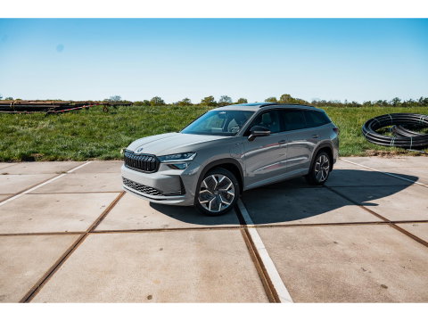 Škoda Kodiaq 1.5 TSI PHEV Sportline | PANO | TREKHAAK | 20" VELGEN | STEEL GREY