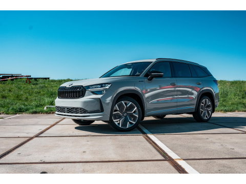 Škoda Kodiaq 1.5 TSI PHEV Sportline | PANO | TREKHAAK | 20" VELGEN | STEEL GREY