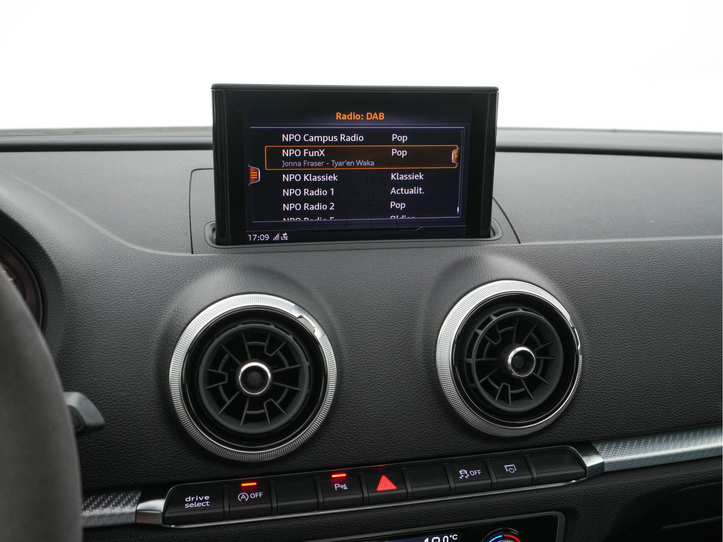 Audi RS3 Sportback 2.5 TFSI quattro *RS-SEATS | PANO | ADAPTIVE-CRUISE | NAPPA-LEATHER | BANG&OLUFSEN | CAMERA | KEYLESS | BLINDSPOT | NAVI-FULLMAP | DIGI-COCKPIT | PRIVACY-GLASS | SHIFTPADDLES | 19''ALU*