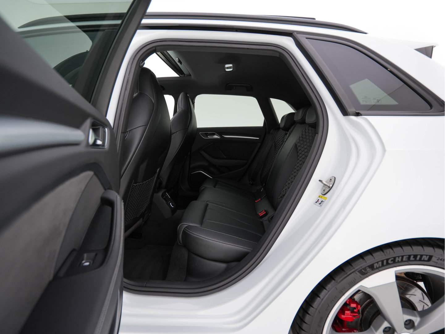 Audi RS3 Sportback 2.5 TFSI quattro *RS-SEATS | PANO | ADAPTIVE-CRUISE | NAPPA-LEATHER | BANG&OLUFSEN | CAMERA | KEYLESS | BLINDSPOT | NAVI-FULLMAP | DIGI-COCKPIT | PRIVACY-GLASS | SHIFTPADDLES | 19''ALU*