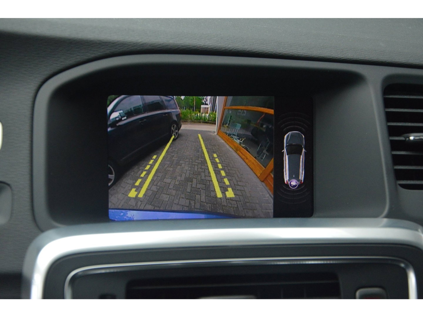 Volvo V60 T4 R-Design | Panoramadak | Dealer Onderhouden | Camera | Stoelverwarming | Standkachel |
