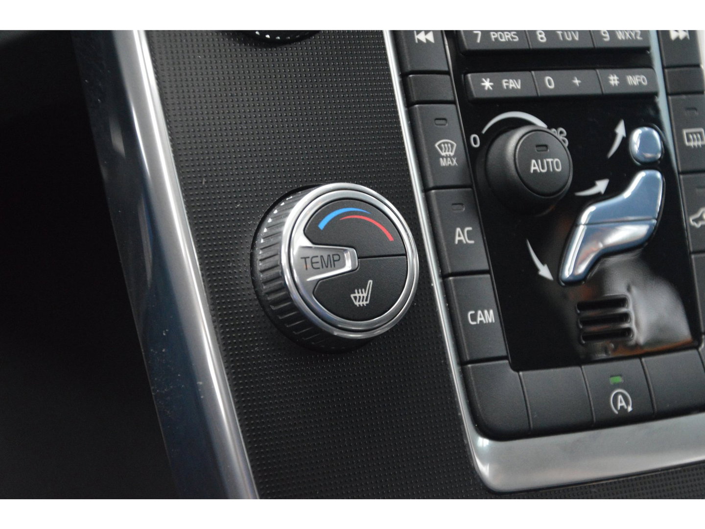 Volvo V60 T4 R-Design | Panoramadak | Dealer Onderhouden | Camera | Stoelverwarming | Standkachel |