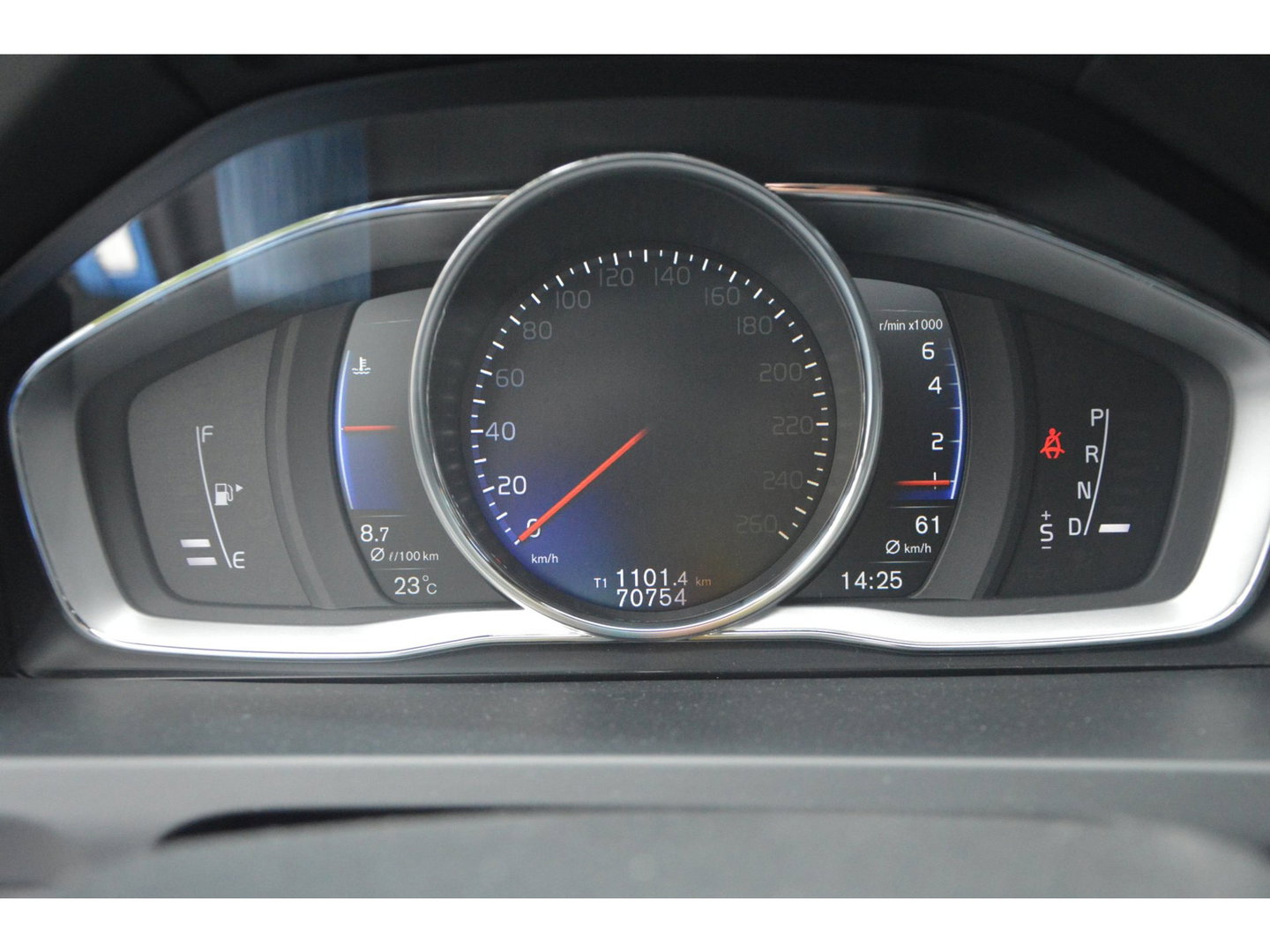Volvo V60 T4 R-Design | Panoramadak | Dealer Onderhouden | Camera | Stoelverwarming | Standkachel |