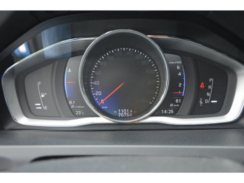 Volvo V60 T4 R-Design | Panoramadak | Dealer Onderhouden | Camera | Stoelverwarming | Standkachel |