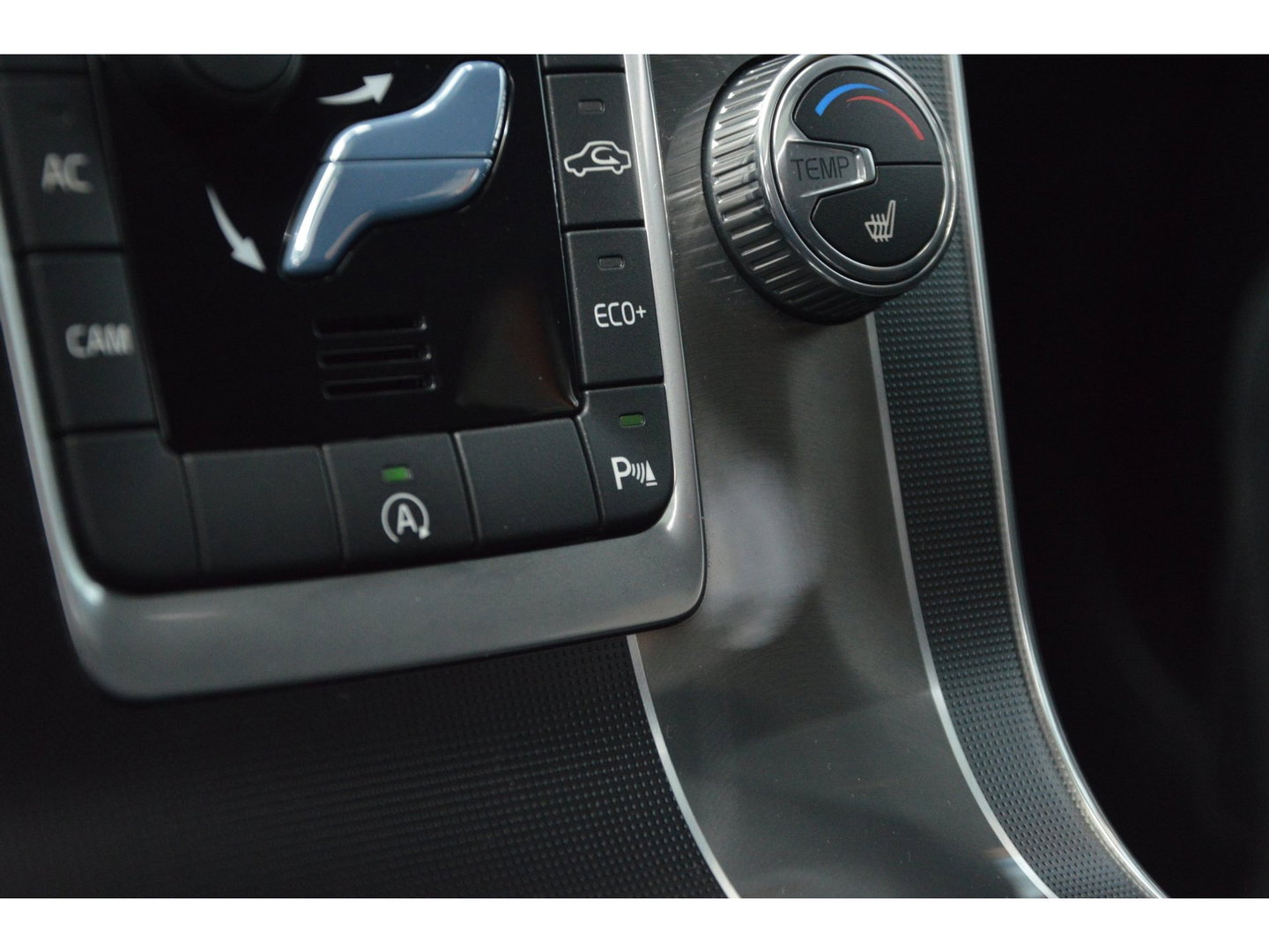 Volvo V60 T4 R-Design | Panoramadak | Dealer Onderhouden | Camera | Stoelverwarming | Standkachel |