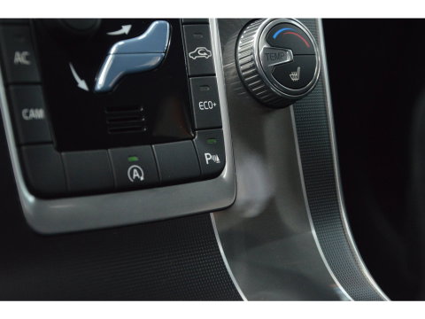 Volvo V60 T4 R-Design | Panoramadak | Dealer Onderhouden | Camera | Stoelverwarming | Standkachel |