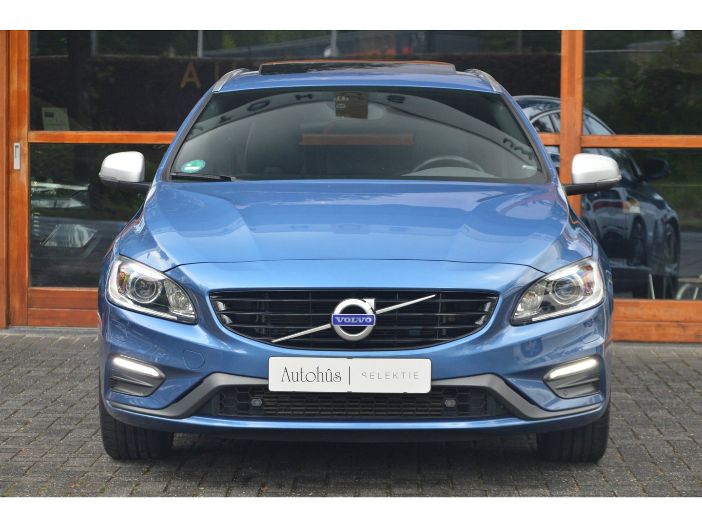 Volvo V60 T4 R-Design | Panoramadak | Dealer Onderhouden | Camera | Stoelverwarming | Standkachel |
