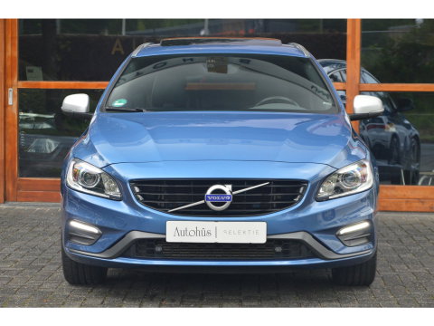 Volvo V60 T4 R-Design | Panoramadak | Dealer Onderhouden | Camera | Stoelverwarming | Standkachel |
