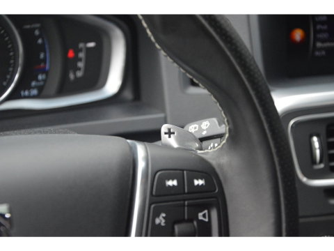 Volvo V60 T4 R-Design | Panoramadak | Dealer Onderhouden | Camera | Stoelverwarming | Standkachel |