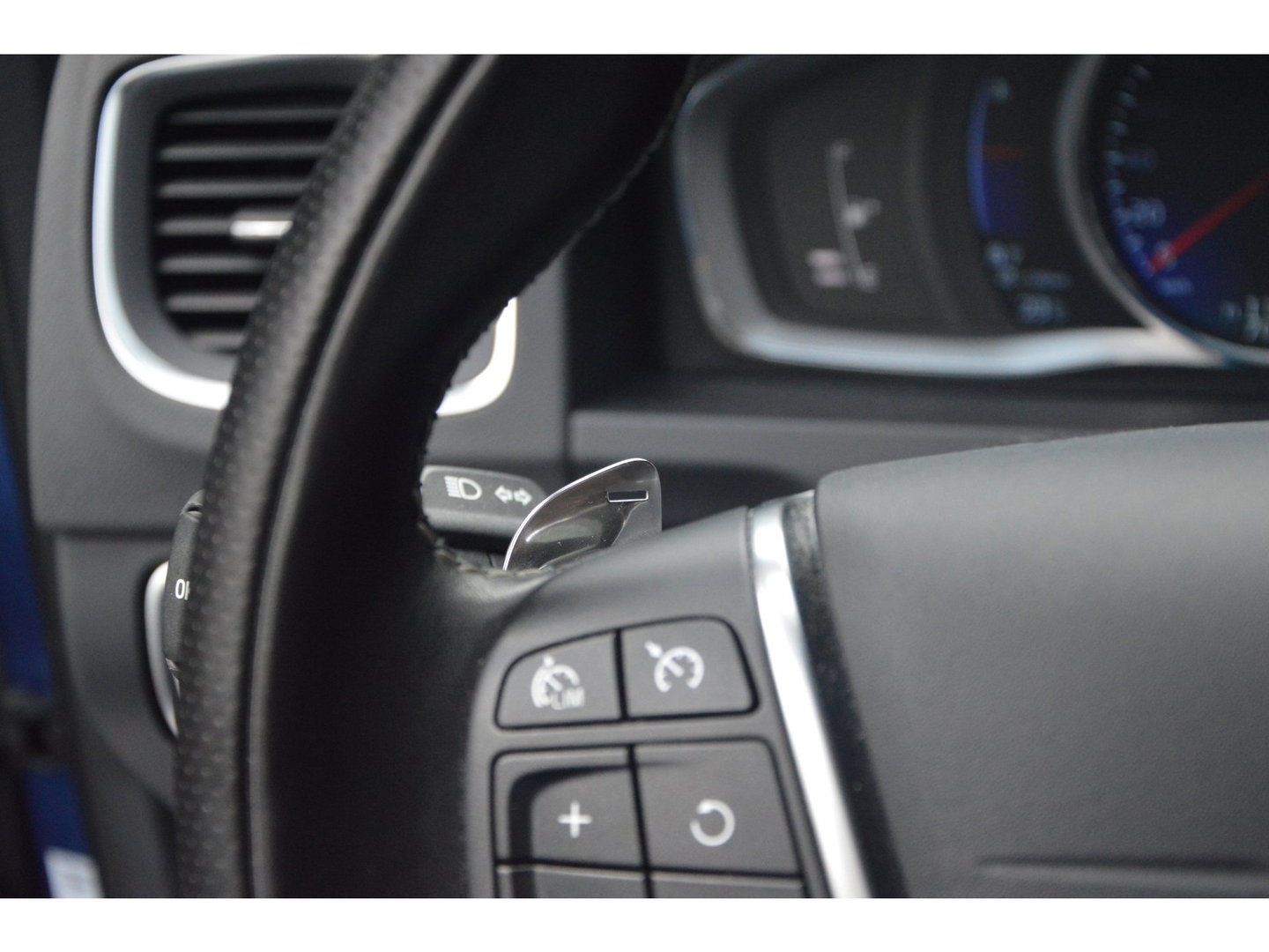 Volvo V60 T4 R-Design | Panoramadak | Dealer Onderhouden | Camera | Stoelverwarming | Standkachel |