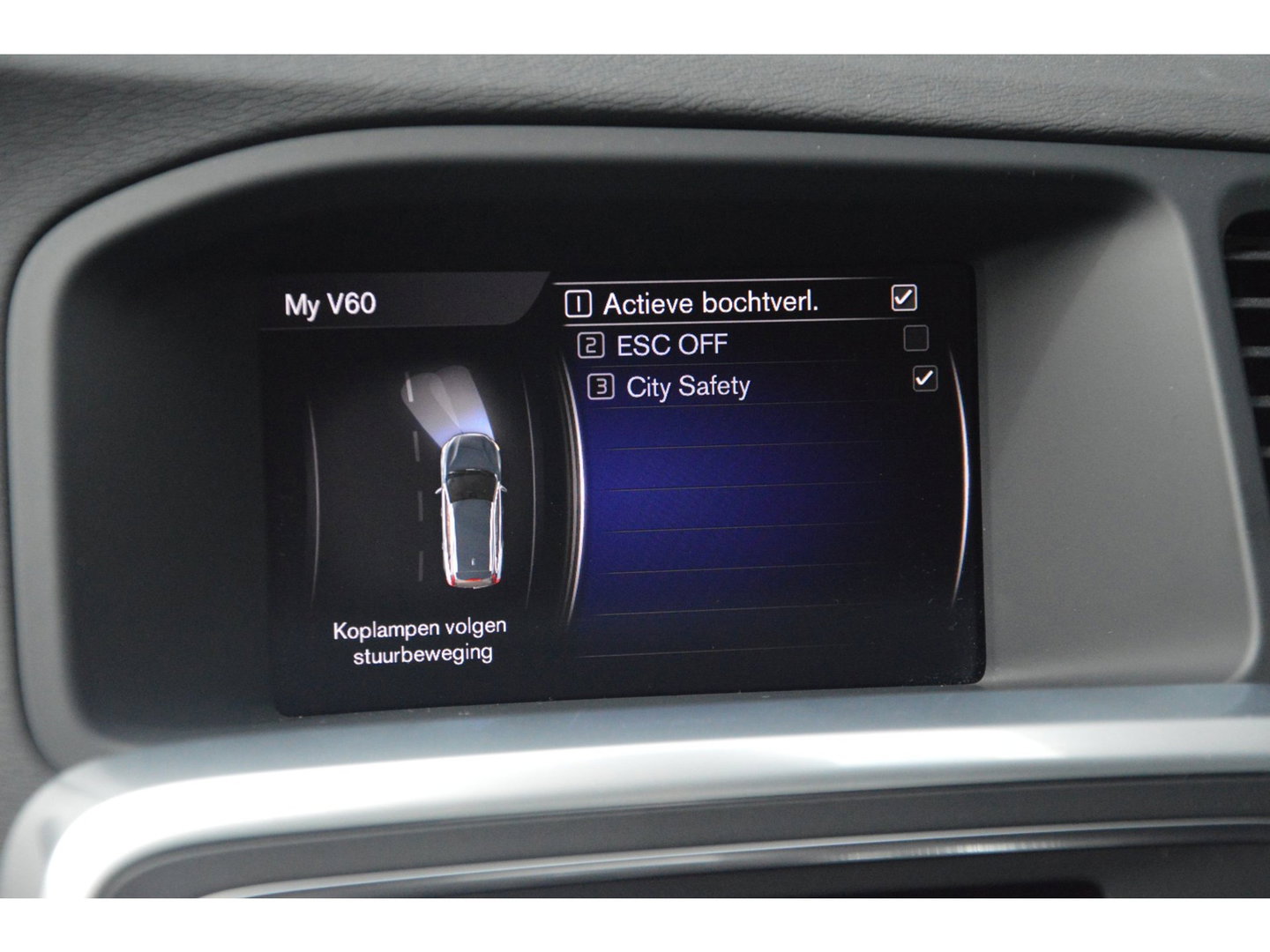 Volvo V60 T4 R-Design | Panoramadak | Dealer Onderhouden | Camera | Stoelverwarming | Standkachel |