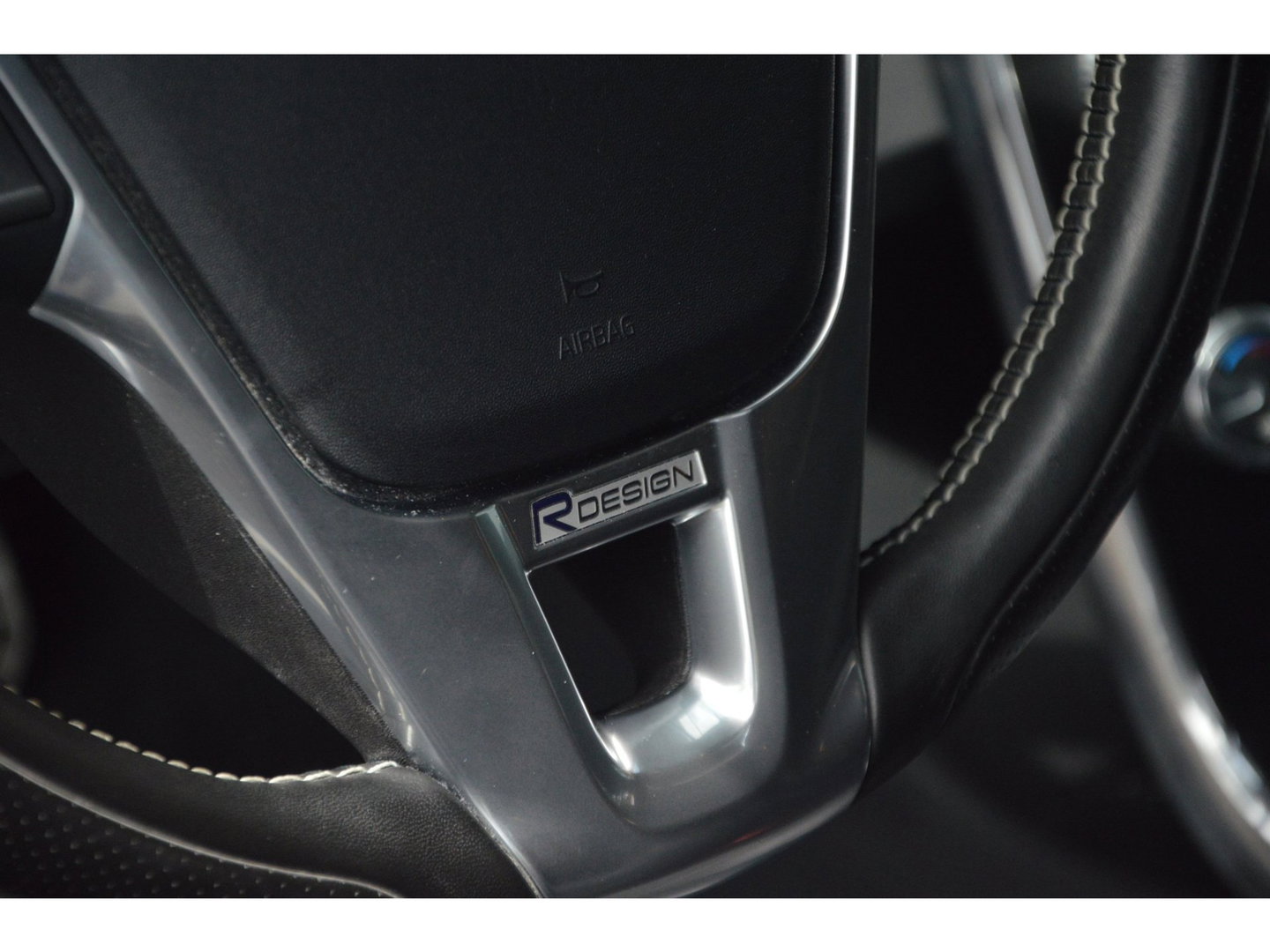 Volvo V60 T4 R-Design | Panoramadak | Dealer Onderhouden | Camera | Stoelverwarming | Standkachel |