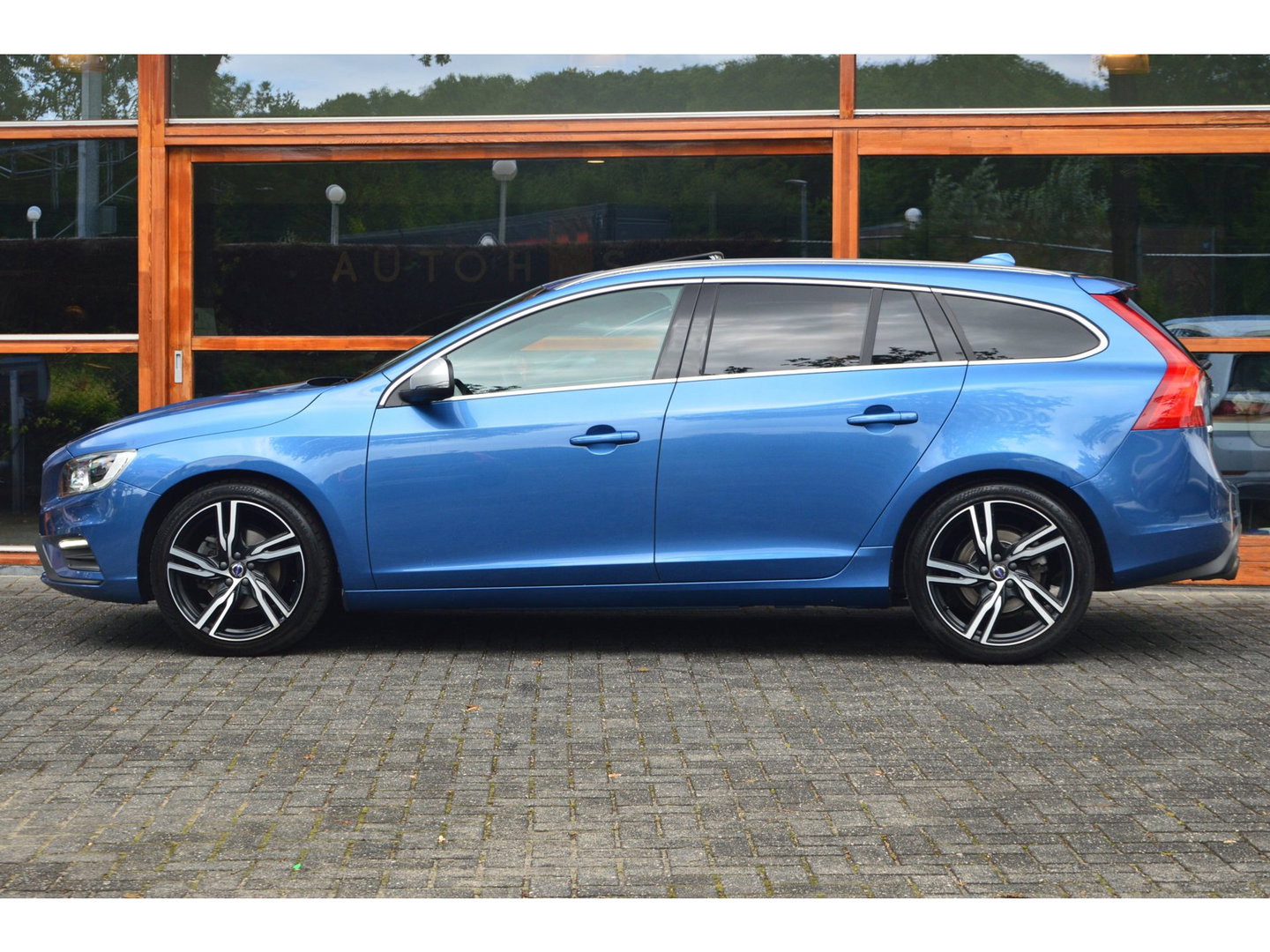 Volvo V60 T4 R-Design | Panoramadak | Dealer Onderhouden | Camera | Stoelverwarming | Standkachel |