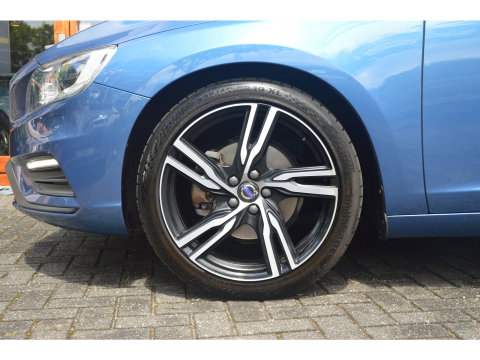 Volvo V60 T4 R-Design | Panoramadak | Dealer Onderhouden | Camera | Stoelverwarming | Standkachel |