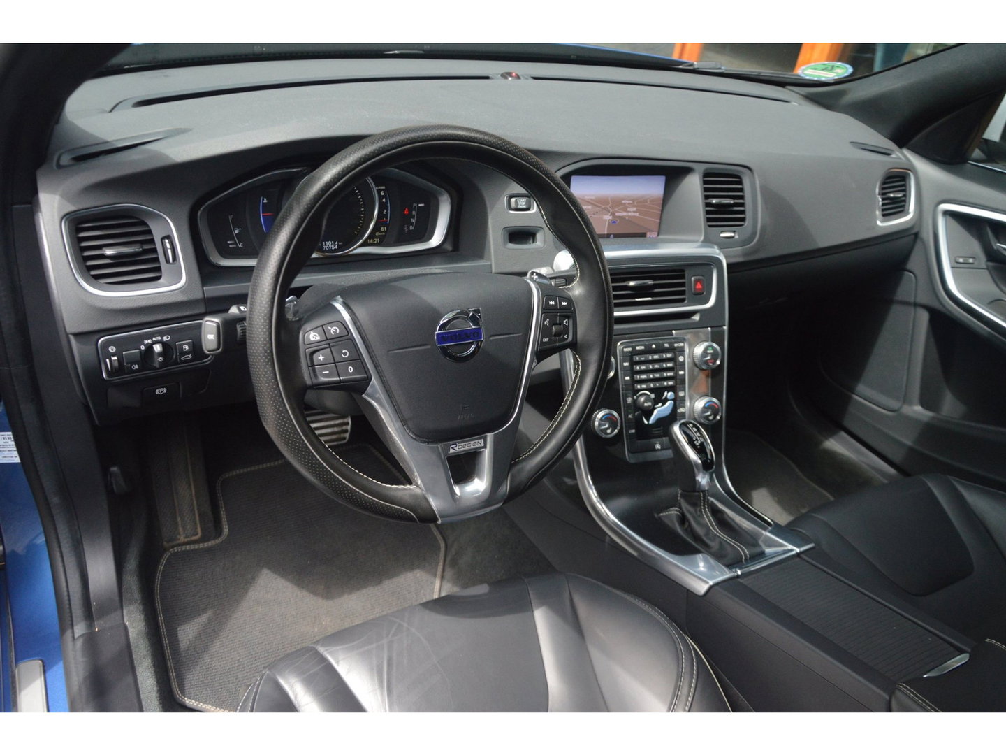 Volvo V60 T4 R-Design | Panoramadak | Dealer Onderhouden | Camera | Stoelverwarming | Standkachel |