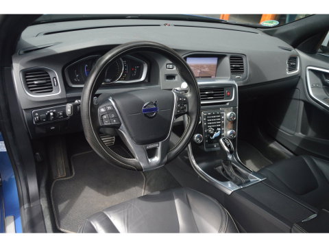 Volvo V60 T4 R-Design | Panoramadak | Dealer Onderhouden | Camera | Stoelverwarming | Standkachel |