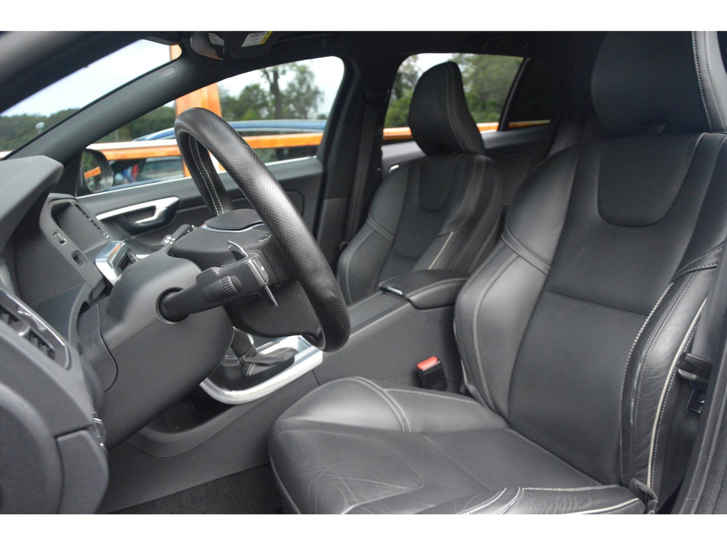 Volvo V60 T4 R-Design | Panoramadak | Dealer Onderhouden | Camera | Stoelverwarming | Standkachel |