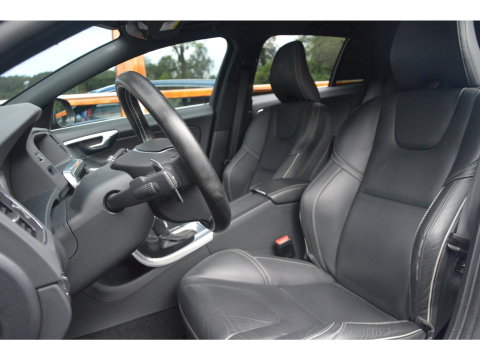 Volvo V60 T4 R-Design | Panoramadak | Dealer Onderhouden | Camera | Stoelverwarming | Standkachel |
