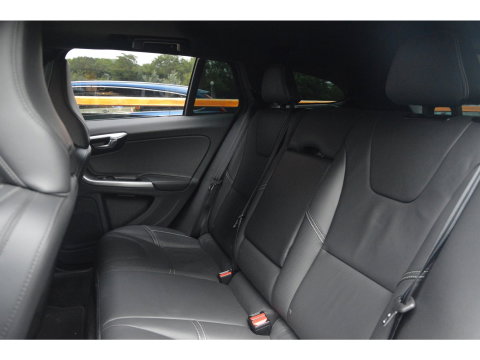 Volvo V60 T4 R-Design | Panoramadak | Dealer Onderhouden | Camera | Stoelverwarming | Standkachel |