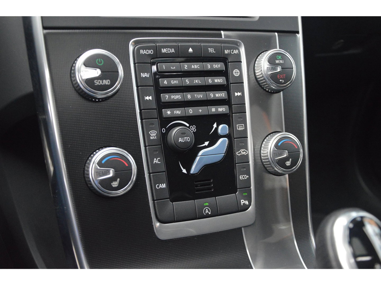 Volvo V60 T4 R-Design | Panoramadak | Dealer Onderhouden | Camera | Stoelverwarming | Standkachel |