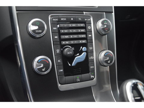 Volvo V60 T4 R-Design | Panoramadak | Dealer Onderhouden | Camera | Stoelverwarming | Standkachel |