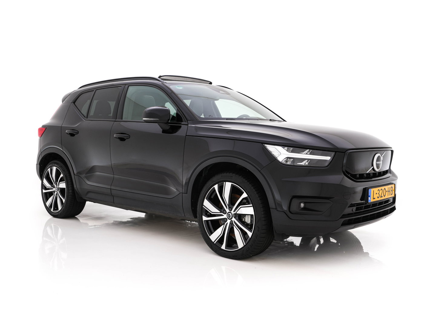 Volvo XC40 Recharge P8 AWD R-Design [3-Fase-11kW] {SoH-89%} (INCL-BTW) Aut. *PANO | LEATHER | ADAPTIVE-CRUISE | DIGI-COCKPIT | FULL-LED | CAMERA | NAVI-FULLMAP | ECC | PDC | KEYLESS | HEATED-SPORTSEATS | TOWBAR | 20''ALU*