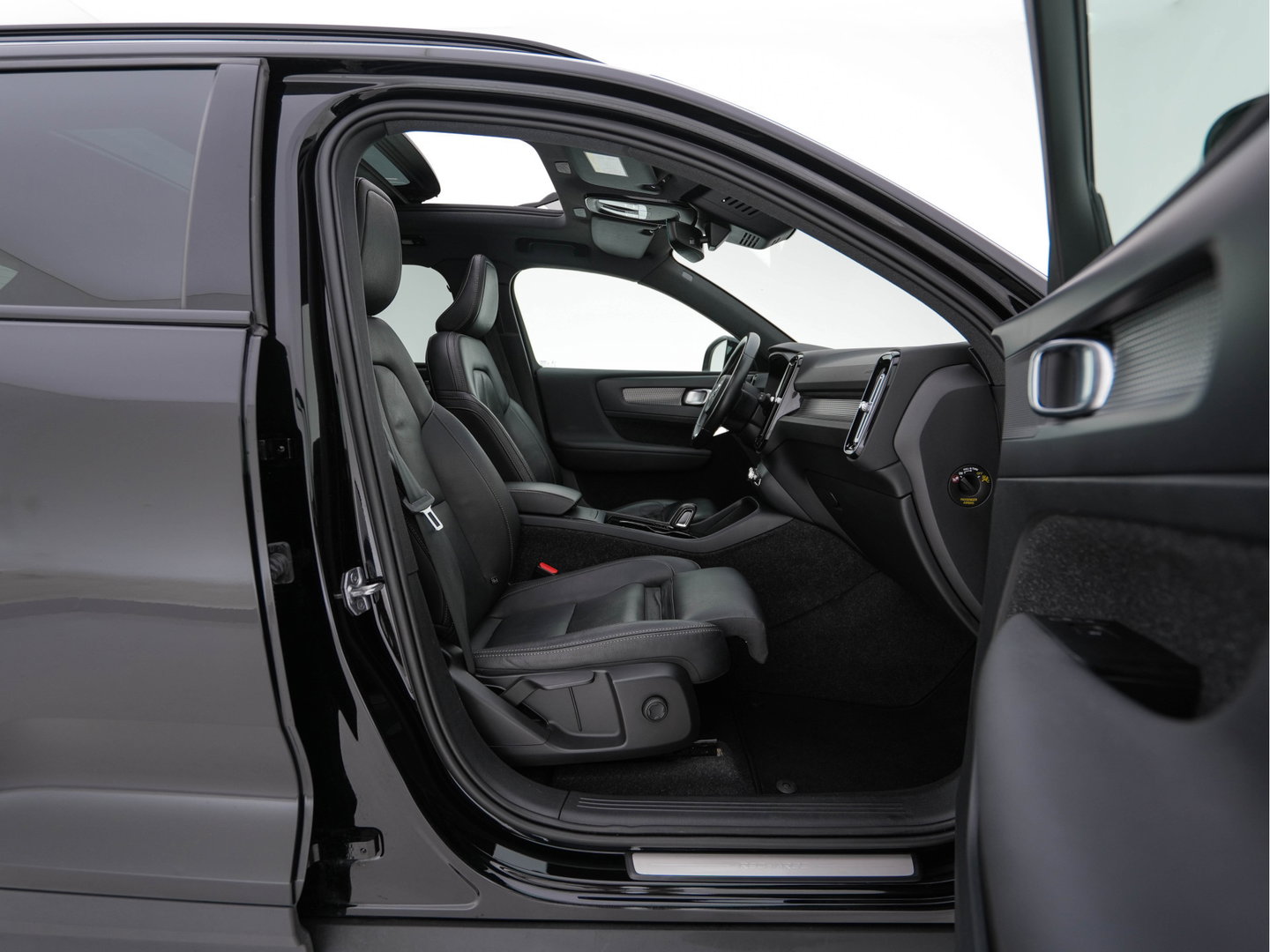 Volvo XC40 Recharge P8 AWD R-Design [3-Fase-11kW] {SoH-89%} (INCL-BTW) Aut. *PANO | LEATHER | ADAPTIVE-CRUISE | DIGI-COCKPIT | FULL-LED | CAMERA | NAVI-FULLMAP | ECC | PDC | KEYLESS | HEATED-SPORTSEATS | TOWBAR | 20''ALU*