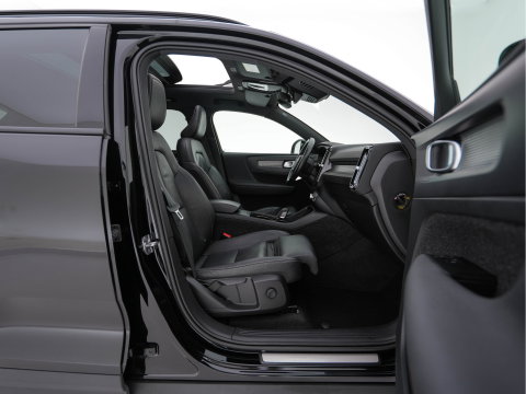Volvo XC40 Recharge P8 AWD R-Design [3-Fase-11kW] {SoH-89%} (INCL-BTW) Aut. *PANO | LEATHER | ADAPTIVE-CRUISE | DIGI-COCKPIT | FULL-LED | CAMERA | NAVI-FULLMAP | ECC | PDC | KEYLESS | HEATED-SPORTSEATS | TOWBAR | 20''ALU*