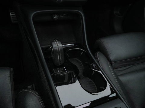 Volvo XC40 Recharge P8 AWD R-Design [3-Fase-11kW] {SoH-89%} (INCL-BTW) Aut. *PANO | LEATHER | ADAPTIVE-CRUISE | DIGI-COCKPIT | FULL-LED | CAMERA | NAVI-FULLMAP | ECC | PDC | KEYLESS | HEATED-SPORTSEATS | TOWBAR | 20''ALU*