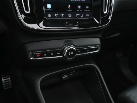 Volvo XC40 Recharge P8 AWD R-Design [3-Fase-11kW] {SoH-89%} (INCL-BTW) Aut. *PANO | LEATHER | ADAPTIVE-CRUISE | DIGI-COCKPIT | FULL-LED | CAMERA | NAVI-FULLMAP | ECC | PDC | KEYLESS | HEATED-SPORTSEATS | TOWBAR | 20''ALU*