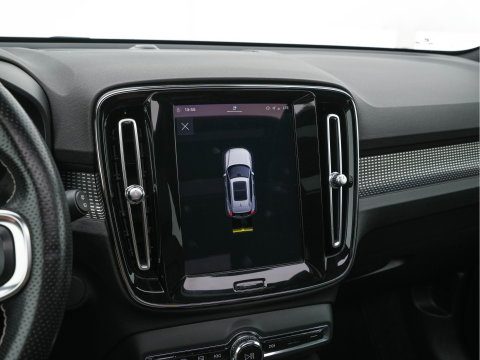 Volvo XC40 Recharge P8 AWD R-Design [3-Fase-11kW] {SoH-89%} (INCL-BTW) Aut. *PANO | LEATHER | ADAPTIVE-CRUISE | DIGI-COCKPIT | FULL-LED | CAMERA | NAVI-FULLMAP | ECC | PDC | KEYLESS | HEATED-SPORTSEATS | TOWBAR | 20''ALU*
