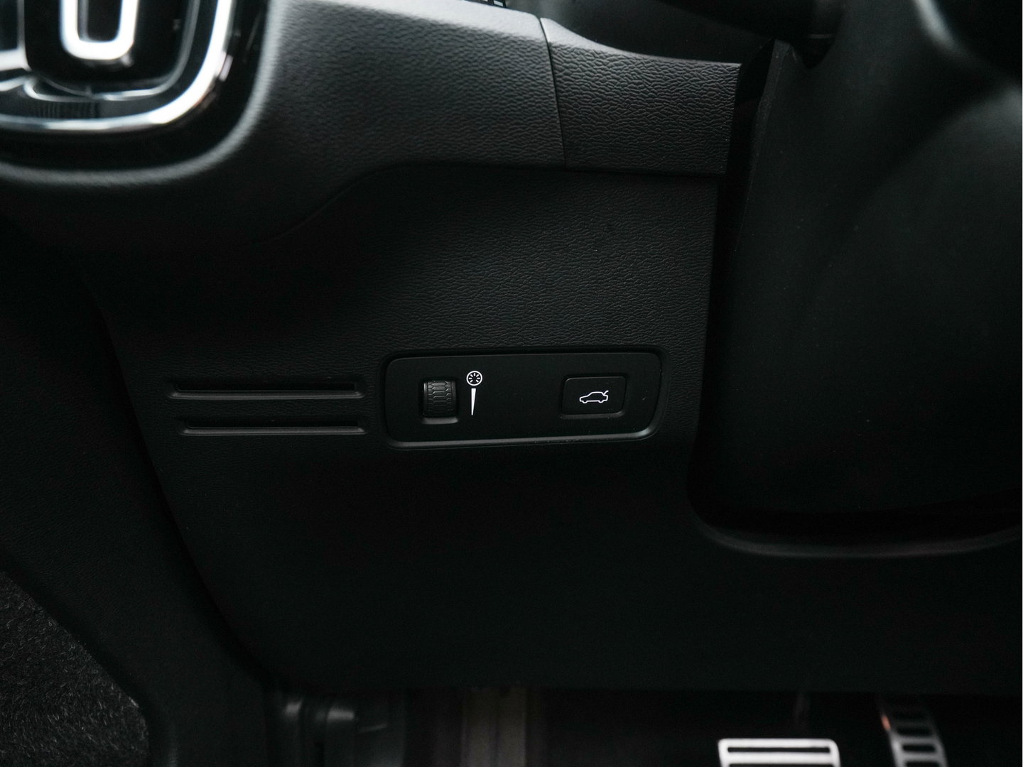 Volvo XC40 Recharge P8 AWD R-Design [3-Fase-11kW] {SoH-89%} (INCL-BTW) Aut. *PANO | LEATHER | ADAPTIVE-CRUISE | DIGI-COCKPIT | FULL-LED | CAMERA | NAVI-FULLMAP | ECC | PDC | KEYLESS | HEATED-SPORTSEATS | TOWBAR | 20''ALU*