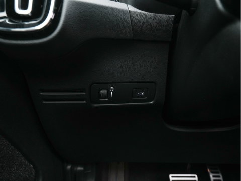 Volvo XC40 Recharge P8 AWD R-Design [3-Fase-11kW] {SoH-89%} (INCL-BTW) Aut. *PANO | LEATHER | ADAPTIVE-CRUISE | DIGI-COCKPIT | FULL-LED | CAMERA | NAVI-FULLMAP | ECC | PDC | KEYLESS | HEATED-SPORTSEATS | TOWBAR | 20''ALU*